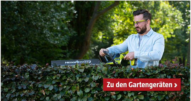 Mann trimmt mit einer Ryobi Akku-Kettensäge einen Strauch