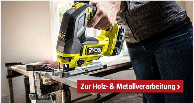 Mit einer Ryobi Akku-Säge wird eine Holzlatte zugeschnitten
