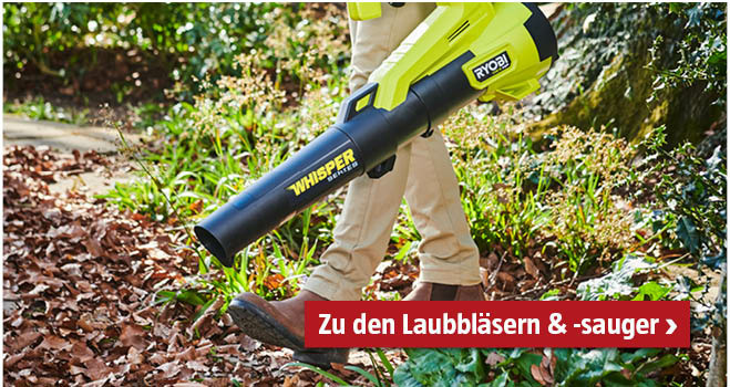 Mann geht mit einem Ryobi Laubbläser durch den Garten