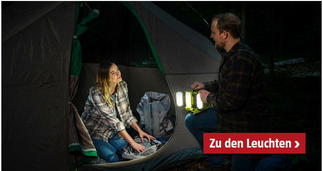 Mann und Frau sind campen und leuchten mit einer Ryobi Leuchte die Umgebung aus