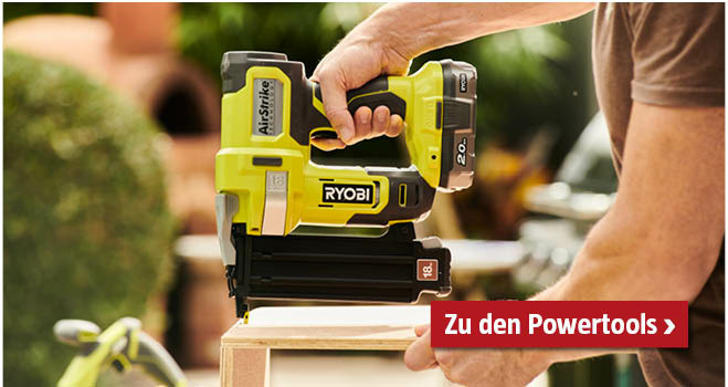 Mann hält eine Akku-Nagelmaschine an ein Holzbrett