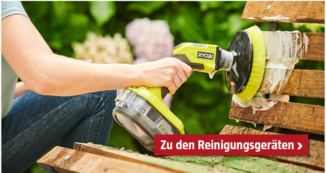 Frau reinigt mit einer Ryobi Akku-Reinigungsbürste draußen eine Holzbank