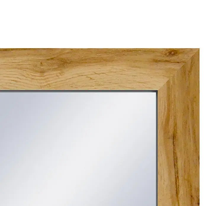 Espejo con marco de madera natural Mauren - 49 x 139 cm, Roble, Madera - Primer plano de un espejo con marco de madera marrón claro. El espejo refleja la luz, mostrando una superficie clara.