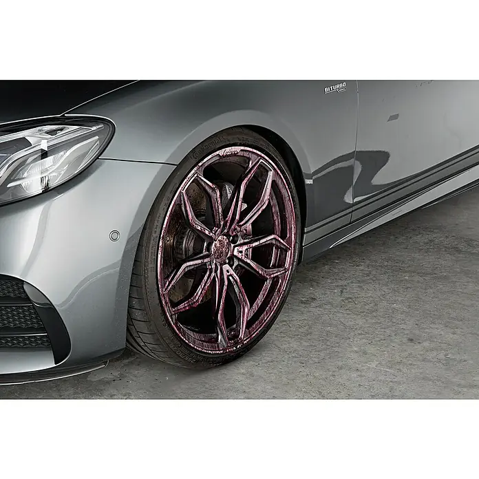 Kärcher Felgenreiniger Premium RM 667 - 500 ml - Nahaufnahme eines grauen Mercedes-AMG mit einer auffälligen, individuell gestalteten Felge, die mit Farbe bespritzt ist und einen dynamischen Akzent setzt.