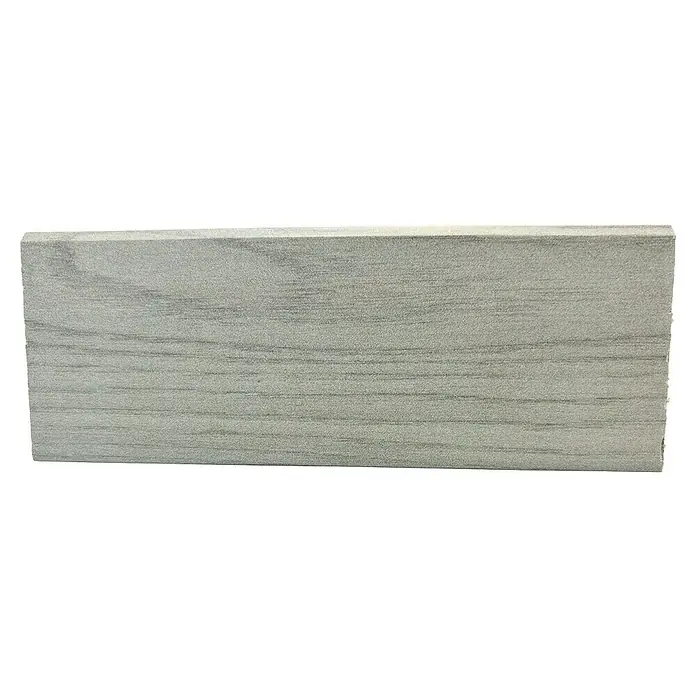 Decolife Sockelleiste - 240 cm x 15 mm x 60 mm, Oak Rock, MDF, 2 Stk. - Nahaufnahme eines grauen Vinylbodens mit Maserung. Das robuste Material bietet eine stilvolle und pflegeleichte Option für jeden Raum.