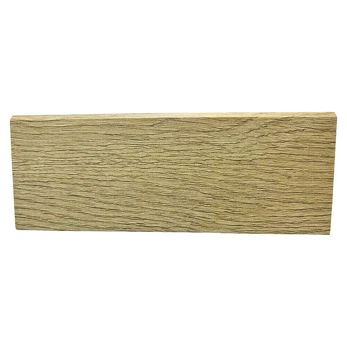 Decolife Sockelleiste - 240 cm x 15 mm x 60 mm, Hazel Oak, MDF, 2 Stk. - Das Bild zeigt eine Holzoberfläche mit einer deutlichen Maserung, die dem Material eine natürliche und rustikale Optik verleiht.