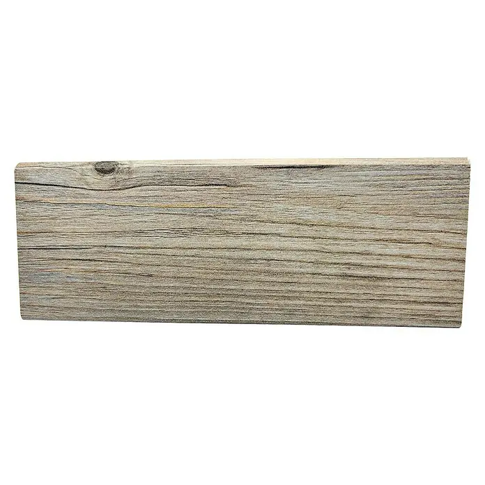 Decolife Sockelleiste - 240 cm x 15 mm x 60 mm, Kenai Oak, MDF, 2 Stk. - Nahaufnahme einer Holzplatte mit Maserung, die die natürliche Schönheit des Materials hervorhebt.\n