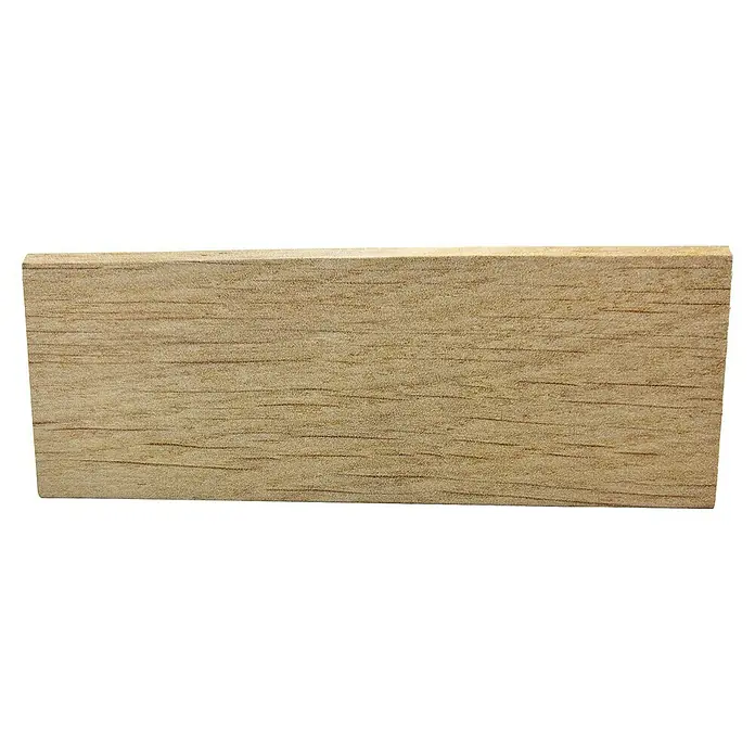 Decolife Sockelleiste - 240 cm x 15 mm x 60 mm, Oak Rustic, MDF, 2 Stk. - Detailaufnahme eines Holzstücks mit feiner Maserung und warmen Farbtönen, ideal für Texturen und Holzarbeiten.