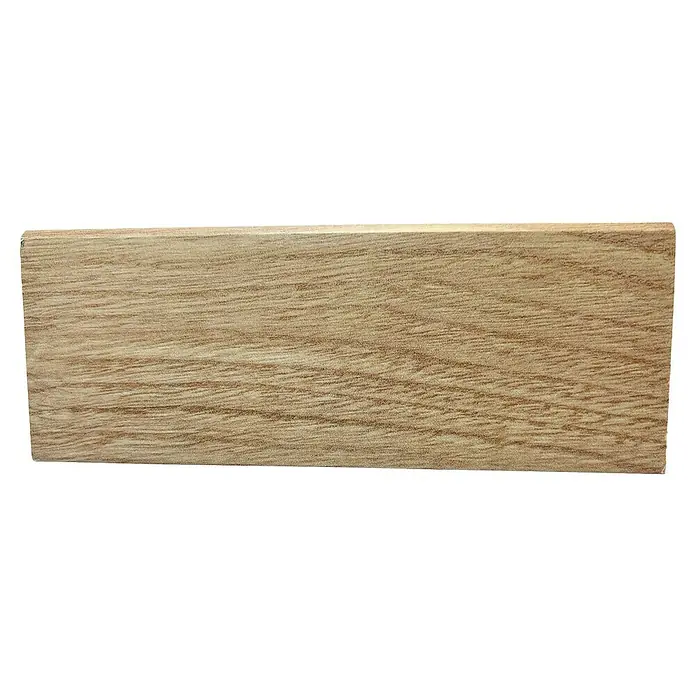 Decolife Sockelleiste - 240 cm x 15 mm x 60 mm, Hardy Oal, MDF, 2 Stk. - Nahaufnahme einer Holzplatte mit ausgeprägter Maserung in warmen Brauntönen, die die natürliche Schönheit und Textur des Holzes hervorhebt.