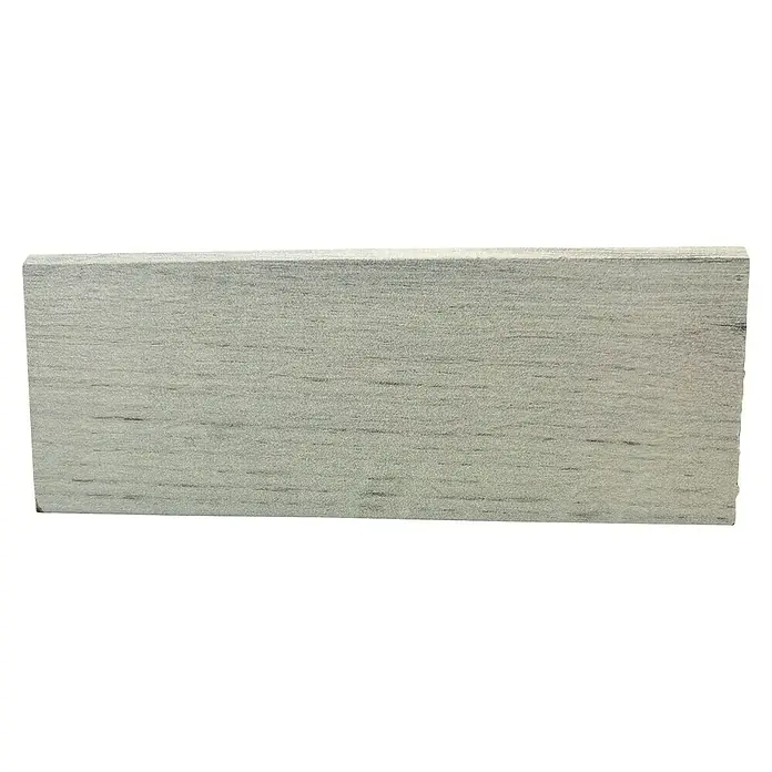 Decolife Sockelleiste - 240 cm x 15 mm x 60 mm, Oak Ash, MDF, 2 Stk. - Nahaufnahme einer schlichten, grauen Holzfurnierplatte mit feiner Maserung, ideal für Möbel oder Wandverkleidungen.