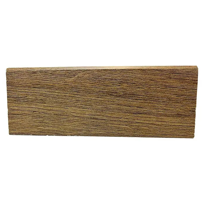 Decolife Sockelleiste - 240 cm x 15 mm x 60 mm, Hazelnut Oak, MDF, 2 Stk. - Nahaufnahme eines Teakholzblocks mit reicher, gerader Maserung, perfekt für Möbel oder Dekor, der die natürliche Schönheit des Holzes hervorhebt.