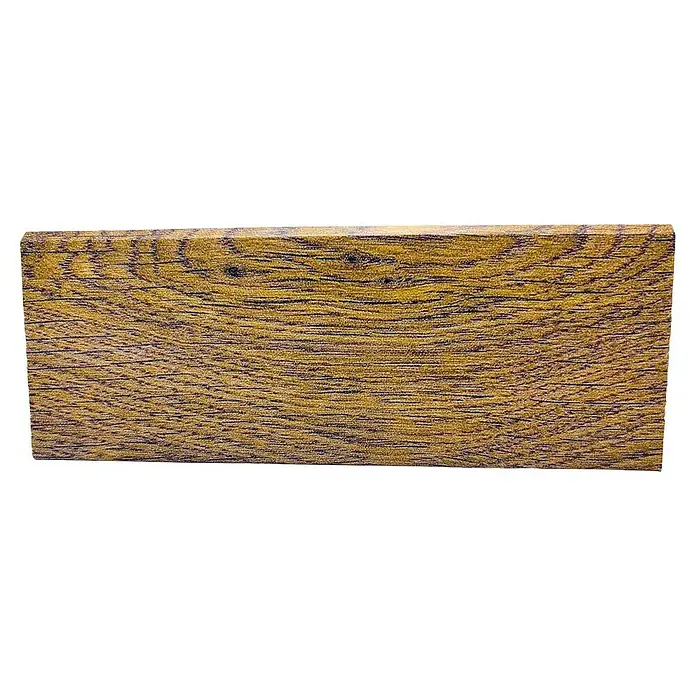 Decolife Sockelleiste - 240 cm x 15 mm x 60 mm, Oak Amber, MDF, 2 Stk. - Nahaufnahme eines rechteckigen Stücks gemusterten Edelholzes mit feinen Maserungen und warmen Farbtönen, ideal für Tischlerarbeiten.