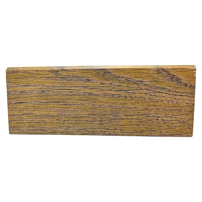 Decolife Sockelleiste - 240 cm x 15 mm x 60 mm, Oak Terra, MDF, 2 Stk. - Nahaufnahme einer Holzoberfläche mit feiner Maserung und warmen, honigfarbenen Tönen, ideal für Möbel oder Bodenbeläge.