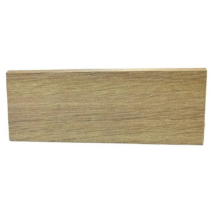 Decolife Sockelleiste - 240 cm x 15 mm x 60 mm, Oak Sun, MDF, 2 Stk. - Das Bild zeigt eine rechteckige Platte mit einer natürlichen, horizontalen Holzmaserung und einer glatten Oberfläche.