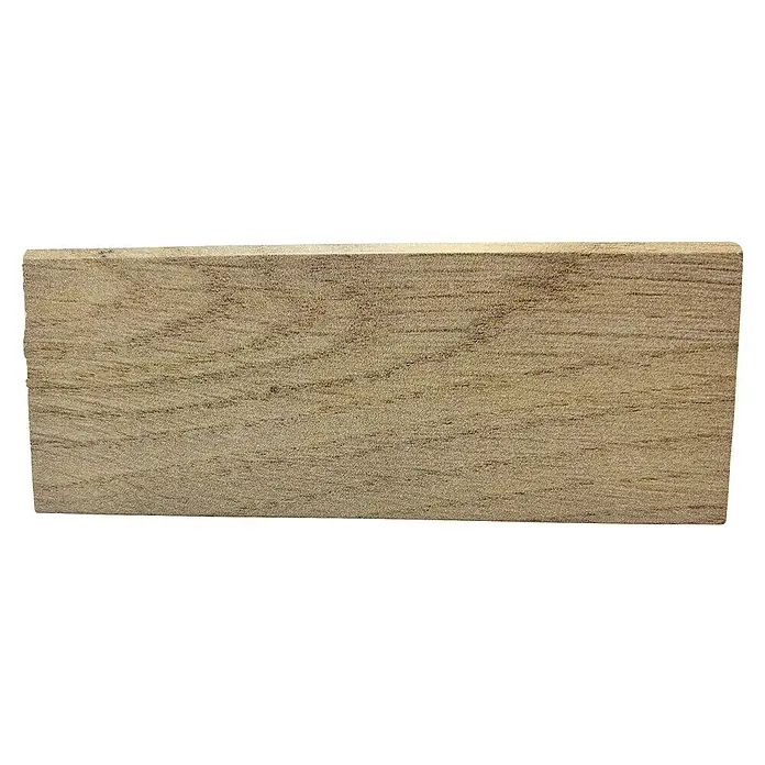 Decolife Sockelleiste - 240 cm x 15 mm x 60 mm, Oak Smoke, MDF, 2 Stk. - Nahaufnahme einer Holzleiste mit feiner Maserung. Ideal für Möbelbau oder Deko-Projekte, die einen natürlichen Look erfordern.
