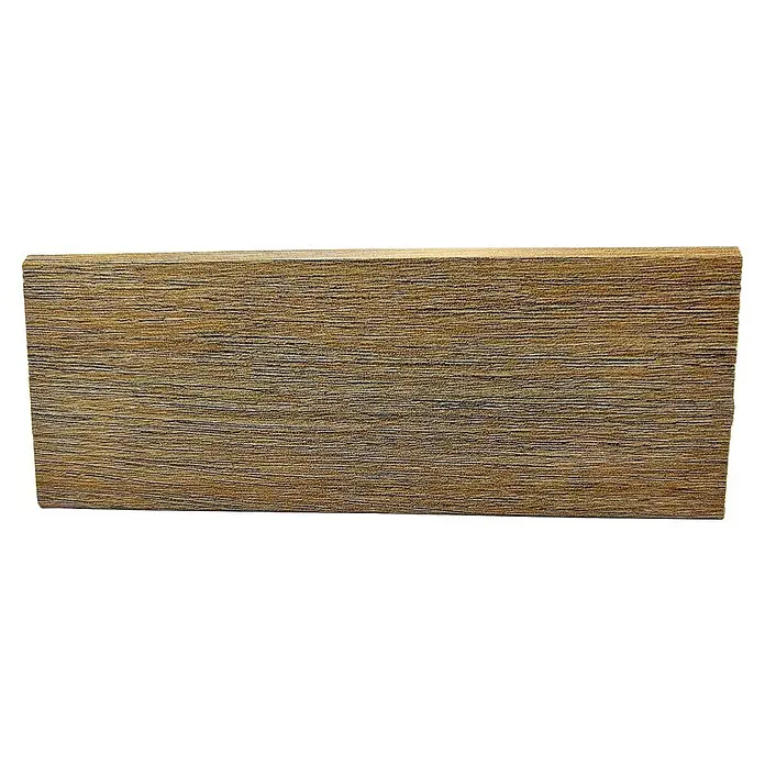 Decolife Sockelleiste - 240 cm x 15 mm x 60 mm, Golden Rustic Oak, MDF, 2 Stk. - Nahaufnahme eines rechteckigen Holzstücks mit Maserung. Ideal für Möbel, Bodenbeläge oder Dekor. Warme, natürliche Optik.