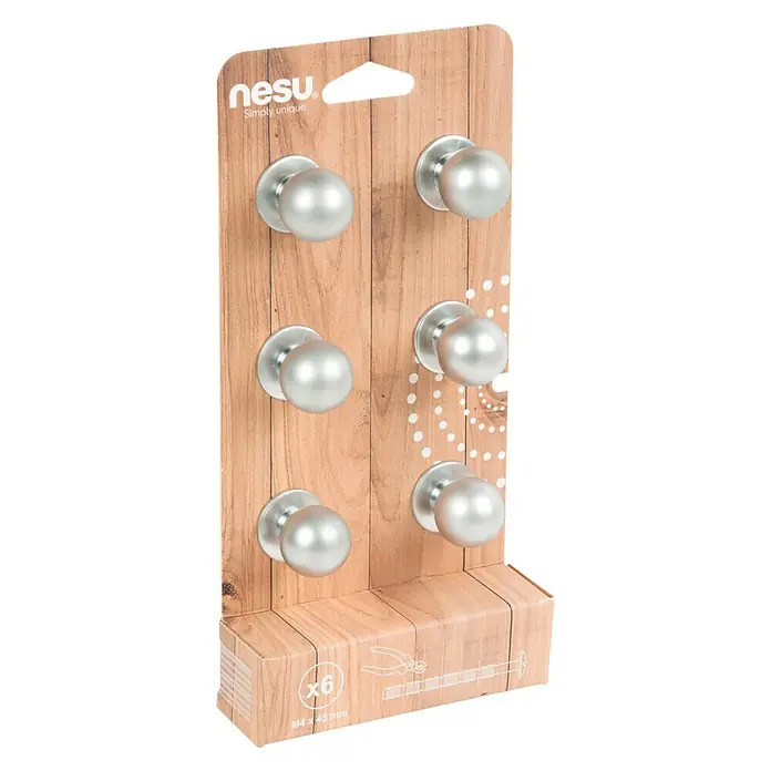 Nesu Pomo para muebles 24517 - 6 ud., Ø x Al: 23 x 27 mm, Acero, Cromado - Primer plano de un paquete con seis pomos de muebles redondos de color plateado de Nesu sobre un fondo imitación madera.