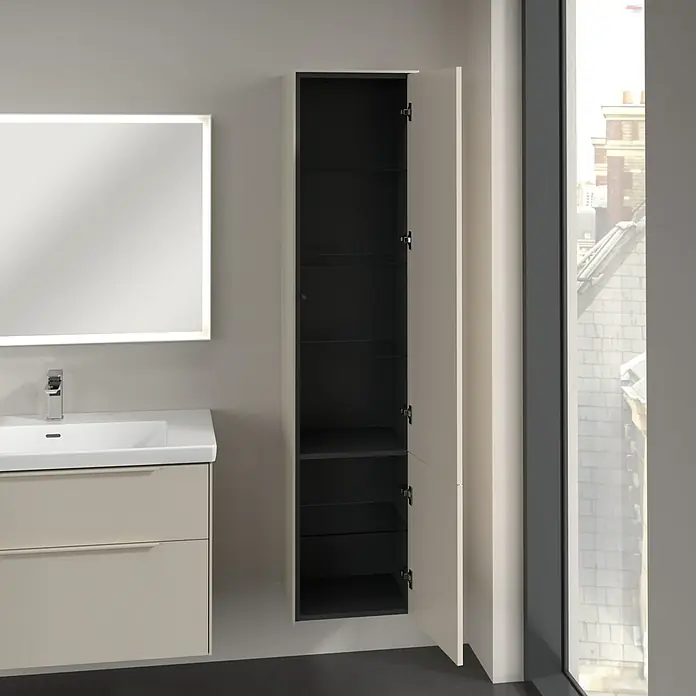 Villeroy & Boch Subway 3.0 Hochschrank - B x T x H: 40 x 36,2 x 171 cm, 2x Tür, Cashmere Grey, Farbe Griff: Cashmere Grey, DIN Anschlag: Rechts - Badezimmerinterieur mit Waschbeckenunterschrank, beleuchtetem Spiegel und einem offenen, hohen Badezimmerschrank mit schwarzen Fächern.
