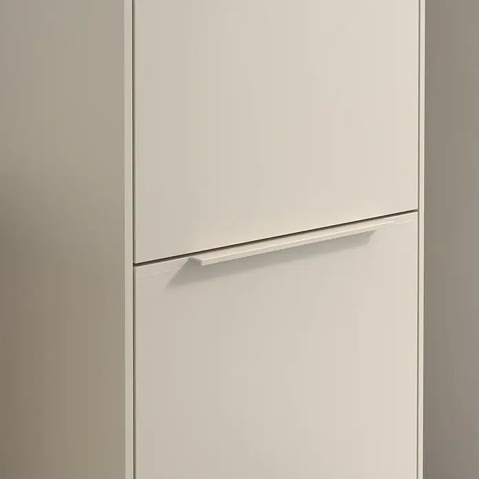 Villeroy & Boch Subway 3.0 Hochschrank - B x T x H: 40 x 36,2 x 171 cm, 2x Tür, Cashmere Grey, Farbe Griff: Cashmere Grey, DIN Anschlag: Rechts - Nahaufnahme eines modernen Schuhschranks in einer neutralen Farbe mit einem minimalistischen Griff.