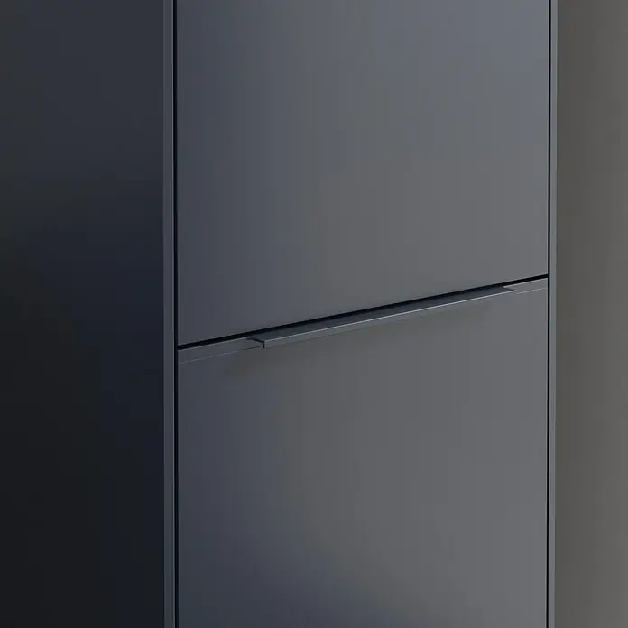 Villeroy & Boch Subway 3.0 Hochschrank - B x T x H: 40 x 36,2 x 171 cm, 2x Tür, Marine Blue, Farbe Griff: Marine Blue, DIN Anschlag: Rechts - Nahaufnahme eines modernen, grauen Schuhschranks mit minimalistischem Design und Griff. Praktische Aufbewahrung für den Flur.