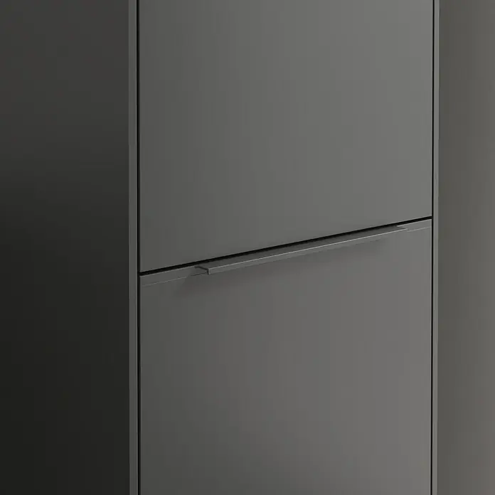 Villeroy & Boch Subway 3.0 Hochschrank - B x T x H: 40 x 36,2 x 171 cm, 2x Tür, Graphite, Farbe Griff: Graphite, DIN Anschlag: Rechts - Nahaufnahme eines eleganten grauen Schuhschranks mit schlichtem Griff. Minimalistisches Design für stilvolle Aufbewahrungslösungen.