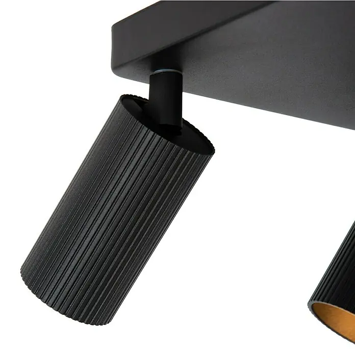 Lucide Clubs Deckenstrahler - 40 W, L x B x H: 28 x 24,5 x 11,5 cm, Schwarz, GU10 - Nahaufnahme einer modernen, schwarzen LED-Spotleuchte mit geriffeltem Design, montiert an einer Decke. Elegante Beleuchtung für Innenräume.