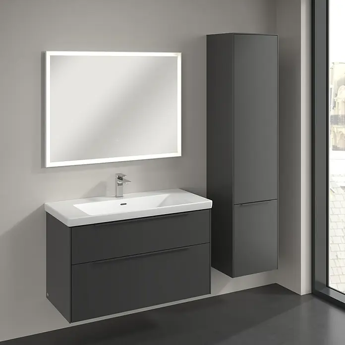 Villeroy & Boch Subway 3.0 Hochschrank - B x T x H: 40 x 36,2 x 171 cm, 2x Tür, Graphite, Farbe Griff: Graphite, DIN Anschlag: Rechts - Ein modernes Badezimmer-Ensemble mit einem Unterschrankwaschtisch in Grau, einem beleuchteten Spiegel und einem Hochschrank.