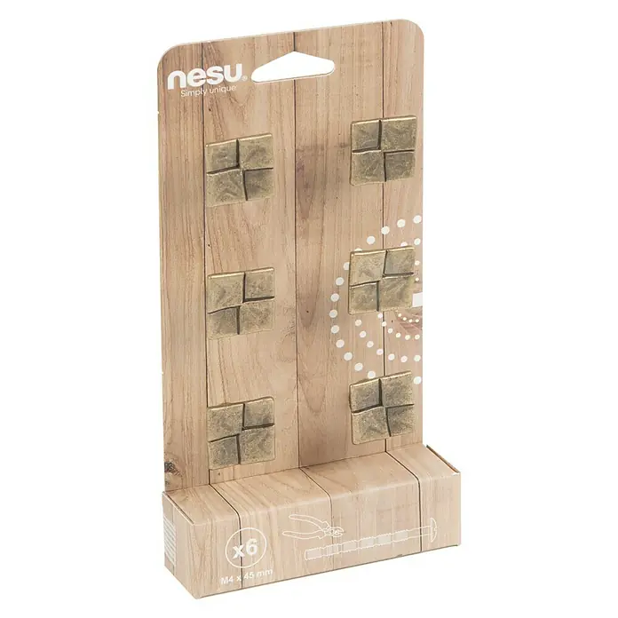 Nesu Tirador para muebles 2313 6 uds. - L x An x Al: 2,6 x 2,6 x 1,9 cm, Acero - Un paquete de seis pomos cuadrados para muebles de nesu divididos en cuatro segmentos cada uno, montados en una tarjeta con textura de madera.