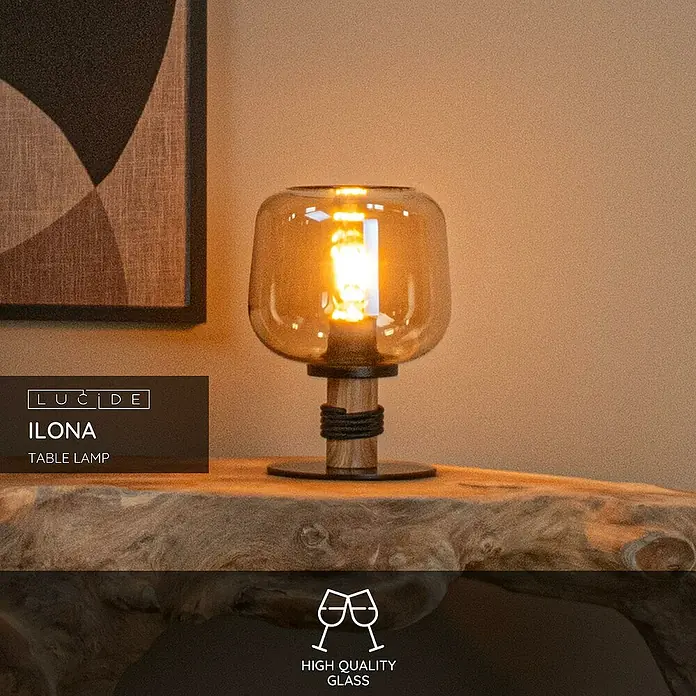 Lucide Ilona Deko-Tischleuchte - 40 W, L x B x H: 23 x 23 x 30 cm, Amber, E27 - Nahaufnahme einer stilvollen Tischlampe Ilona mit bernsteinfarbenem Glasschirm und dekorativem Holzfuß auf einem Holztisch.