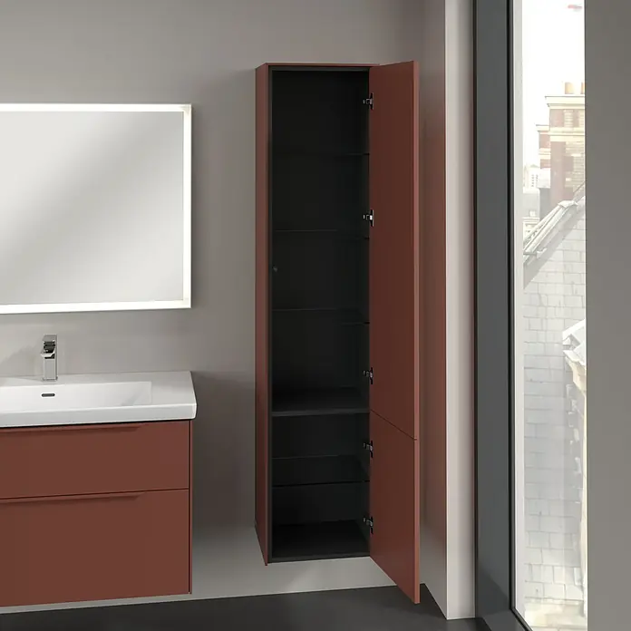 Villeroy & Boch Subway 3.0 Hochschrank - B x T x H: 40 x 36,2 x 171 cm, 2x Tür, Wine Red, Farbe Griff: Wine Red, DIN Anschlag: Rechts - Ein modernes Badezimmer-Ensemble mit einem Unterschrank in warmem Rotton, einem beleuchteten Spiegel und einem hochformatigen, offenen Hängeschrank.