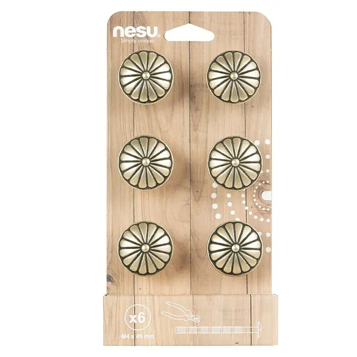 Nesu Pomo para muebles 213818 6 uds. - 6 ud., Ø x Al: 35 x 26 mm, Acero - Primer plano de un paquete de seis pomos dorados para muebles con diseño de flor Nesu sobre un fondo de madera.