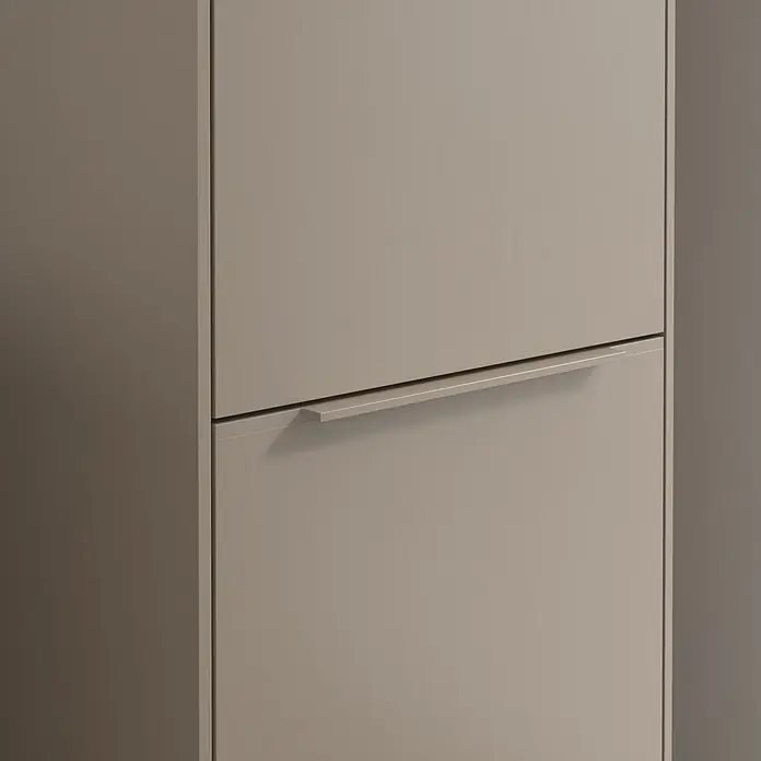 Villeroy & Boch Subway 3.0 Hochschrank - B x T x H: 40 x 36,2 x 171 cm, 2x Tür, Taupe, Farbe Griff: Taupe, DIN Anschlag: Rechts - Nahaufnahme eines modernen Schuhschranks in Taupe mit klaren Linien und minimalistischem Griffdesign. Die Oberfläche ist matt und elegant.