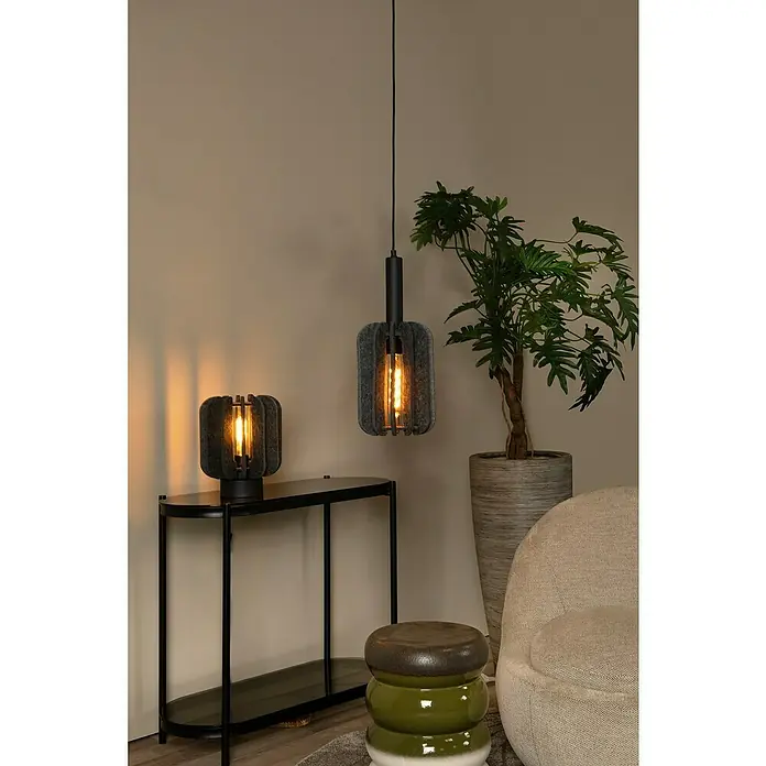 Lucide Rafal Pendelleuchte - 40 W, L x B x H: 27 x 10 x 183 cm, Grau, E27, Anzahl Leuchtmittel: 1 Stk. - Das Foto zeigt eine moderne Filzlampe und eine passende Tischlampe, die ein gemütliches Licht verbreiten.
