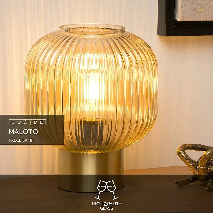 Lucide Maloto Tischleuchte - 40 W, L x B x H: 25 x 25 x 30 cm, Bernstein, E27 - Elegante goldfarbene Tischleuchte mit geripptem Glasdesign, die warmes Licht ausstrahlt und eine gemütliche Atmosphäre schafft.
