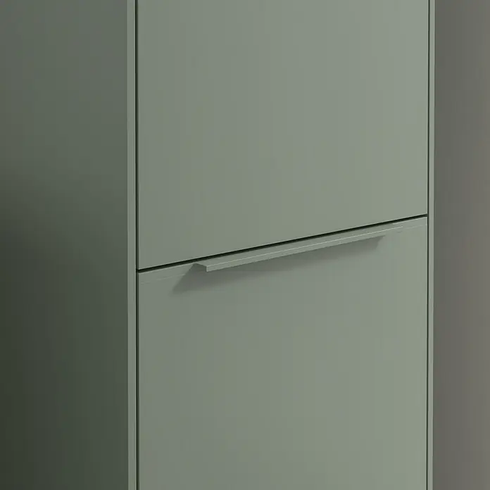 Villeroy & Boch Subway 3.0 Hochschrank - B x T x H: 40 x 36,2 x 171 cm, 2x Tür, Soft Green, Farbe Griff: Soft Green, DIN Anschlag: Rechts - Nahaufnahme eines grünen Schuhschranks mit Griff. Das Möbelstück bietet stilvolle Aufbewahrungslösungen für Schuhe.