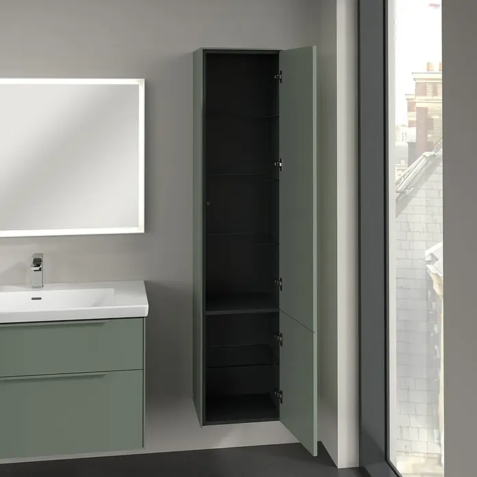 Villeroy & Boch Subway 3.0 Hochschrank - B x T x H: 40 x 36,2 x 171 cm, 2x Tür, Soft Green, Farbe Griff: Soft Green, DIN Anschlag: Rechts - Ein Badezimmer mit einem Waschbeckenunterschrank und einem offenen, schmalen Hängeschrank mit Fachböden.