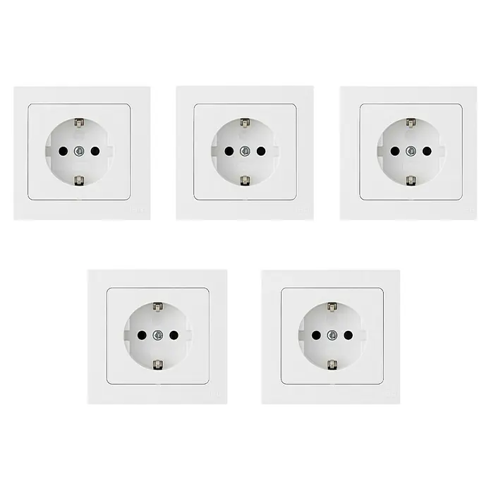 Luceco Oxford Enchufe Schuko - Blanco, 16 A, 5 ud. - Primer plano de cinco enchufes blancos. Cada enchufe es cuadrado con esquinas redondeadas y dos agujeros para enchufes.