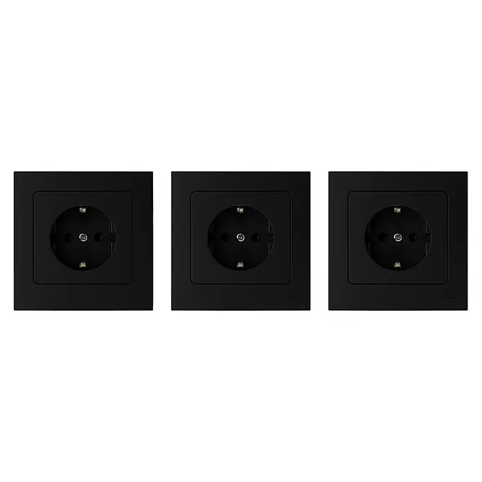 Luceco Oxford Enchufe Schuko pack x3 - Negro, 16 A, 3 ud. - Tres enchufes negros colocados uno al lado del otro sobre un fondo oscuro, que resalta su diseño elegante.