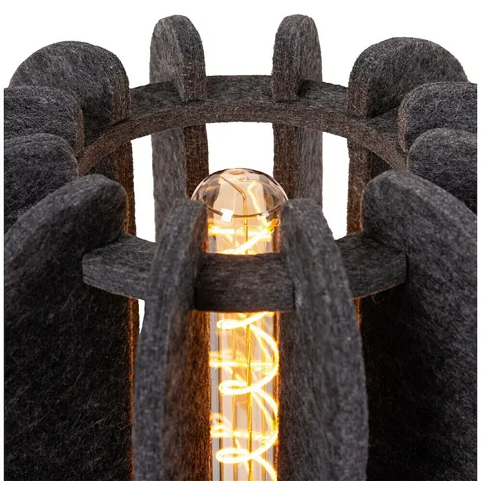 Lucide Rafal Deko-Tischleuchte - 40 W, L x B x H: 10 x 17 x 31 cm, Grau, E27 - Nahaufnahme einer trendigen Filzlampe mit warmem, spiralförmigem Glühbirnendesign, das moderne Eleganz und gemütliche Atmosphäre vereint.