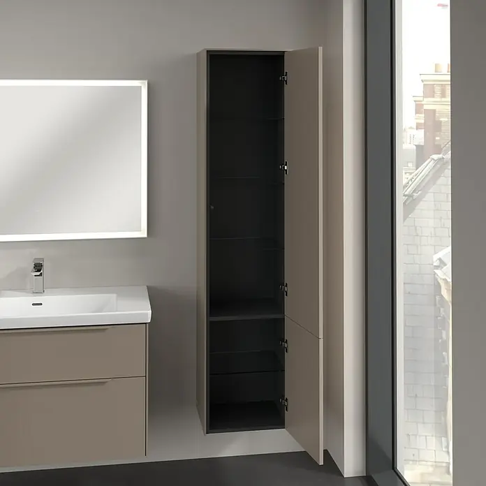 Villeroy & Boch Subway 3.0 Hochschrank - B x T x H: 40 x 36,2 x 171 cm, 2x Tür, Taupe, Farbe Griff: Taupe, DIN Anschlag: Rechts - Badezimmeransicht mit einem offenen, schlanken Hochschrank in Beige, einem Waschbeckenunterschrank und einem beleuchteten Spiegel.