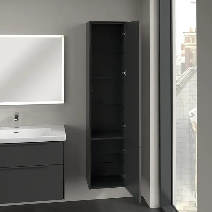 Villeroy & Boch Subway 3.0 Hochschrank - B x T x H: 40 x 36,2 x 171 cm, 2x Tür, Graphite, Farbe Griff: Graphite, DIN Anschlag: Rechts - Ein elegantes Badezimmer mit einem modernen Waschbeckenunterschrank und einem hoch hängenden, offenen Regal mit Glasböden.