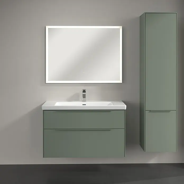 Villeroy & Boch Subway 3.0 Hochschrank - B x T x H: 40 x 36,2 x 171 cm, 2x Tür, Soft Green, Farbe Griff: Soft Green, DIN Anschlag: Rechts - Modernes Badezimmer-Set mit einem Unterschrank mit zwei Schubladen, einem Waschbecken und einem beleuchteten Spiegel, ergänzt durch einen hochschrank.