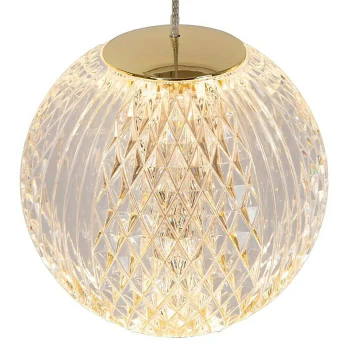 Lucide Cintra LED-Pendelleuchte rund - 4,7 W, L x B x H: 4 x 48 x 150 cm, Kristall, Anzahl Leuchtmittel: 3 Stk. - Nahaufnahme einer kugelförmigen Pendelleuchte aus Kristall mit goldenem Baldachin und dekorativem Design.