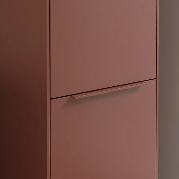 Villeroy & Boch Subway 3.0 Hochschrank - B x T x H: 40 x 36,2 x 171 cm, 2x Tür, Wine Red, Farbe Griff: Wine Red, DIN Anschlag: Rechts - Nahaufnahme eines modernen, braunen Schuhschranks mit minimalistischem Griff.
