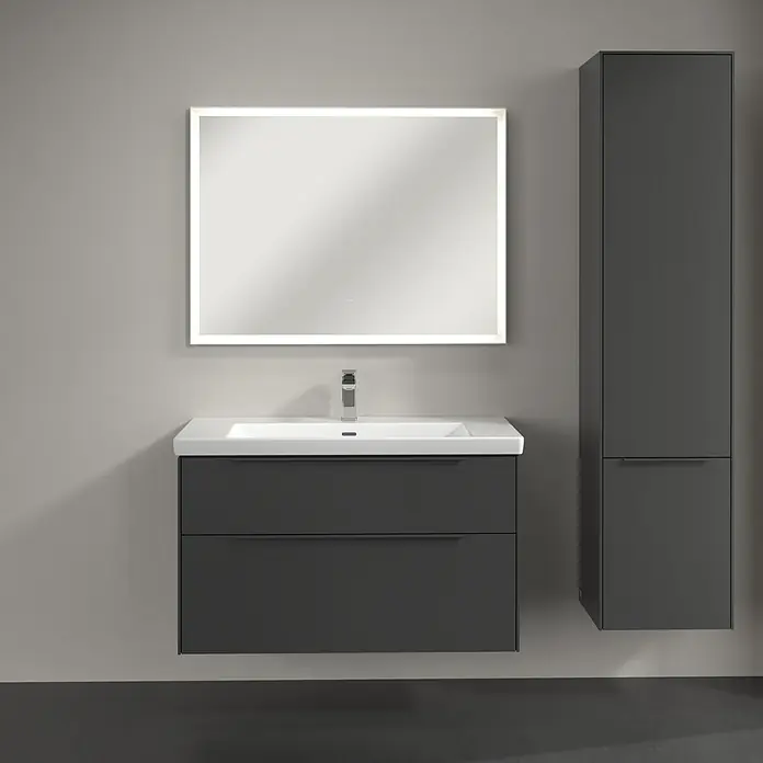 Villeroy & Boch Subway 3.0 Hochschrank - B x T x H: 40 x 36,2 x 171 cm, 2x Tür, Graphite, Farbe Griff: Graphite, DIN Anschlag: Rechts - Elegantes Badezimmer-Ensemble mit einem Unterschrank mit Waschbecken, einem beleuchteten Spiegel und einem passenden Hochschrank in dunklem Grau.