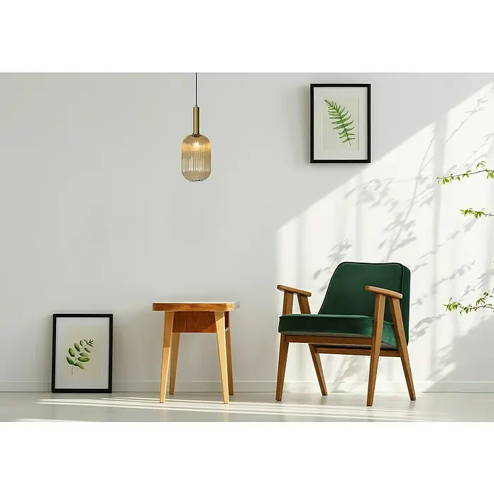 Lucide Maloto Pendelleuchte - 40 W, L x B x H: 150 x 20 x 150 cm, Bernstein/ Gold, E27 - Elegante Innenaufnahme mit einem grünen Sessel, einem Beistelltisch und einer stilvollen Hängelampe. Dekorative Bilderrahmen vervollständigen die minimalistische Ästhetik.