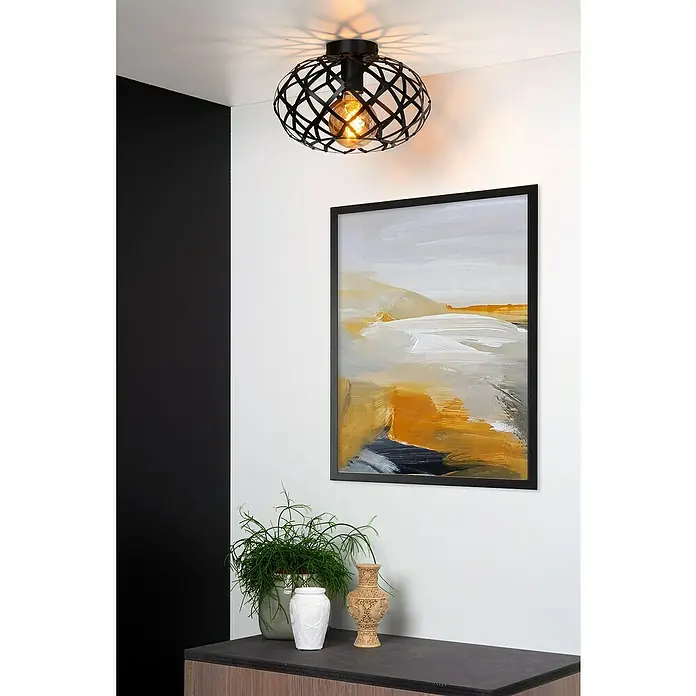Lucide LED-Deckenleuchte rund Wolfram - 40 W, Ø x H: 30 x 20 cm, Schwarz, Schwarz - Nahaufnahme einer stilvollen Deckenleuchte mit filigranem Metallkäfig, die ein warmes Licht in den Raum wirft. Dekorative Elemente im Hintergrund.