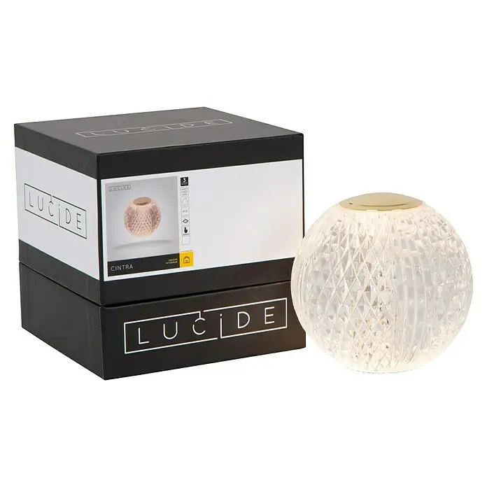 Lucide Cintra Tischleuchte rund - 1,5 W, Ø x H: 9 x 10 cm, Kristall - Eine Lucide Cintra Tischleuchte mit facettiertem Lampenschirm und der zugehörigen Produktverpackung im Hintergrund.