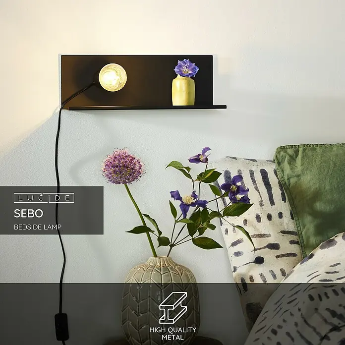 Lucide Wandleuchte Sebo - 40 W, L x B x H: 13 x 36 x 13 cm, Schwarz, E27 - Eine moderne Lucide SEBO Nachttischlampe aus Metall, die an der Wand montiert ist, mit einem schlichten Design und warmem Licht.