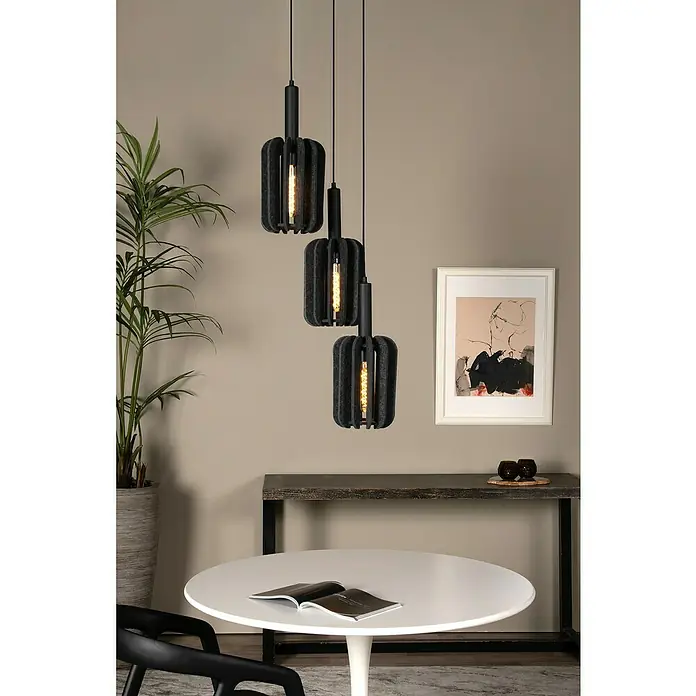 Lucide Rafal Pendelleuchte - 40 W, L x B x H: 30 x 30 x 183 cm, Grau, E27, Anzahl Leuchtmittel: 3 Stk. - Eine Nahaufnahme von drei stilvollen, modernen Pendelleuchten mit schwarzen Schirmen, die über einem Esstisch hängen und eine warme Atmosphäre erzeugen.